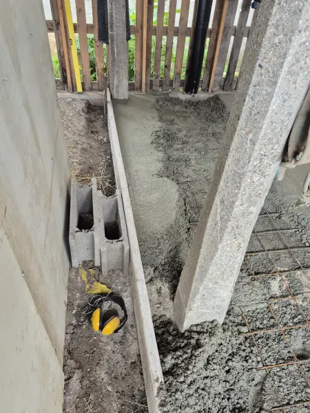 Zsaluzás és a közművek elhelyezése a betonozás előtt.