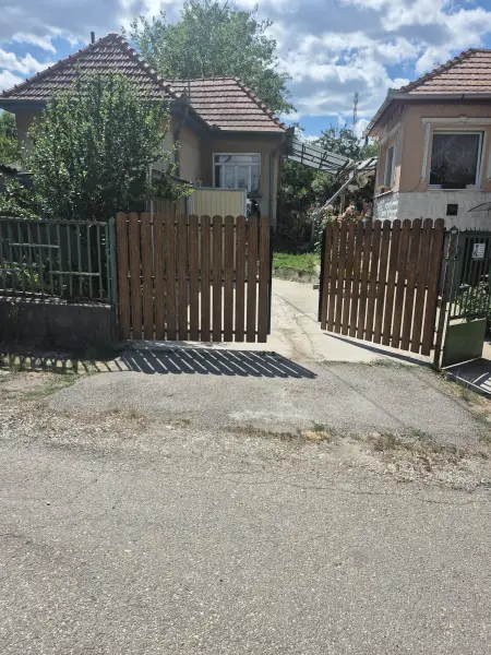 Készül a lécborítás a kapun.