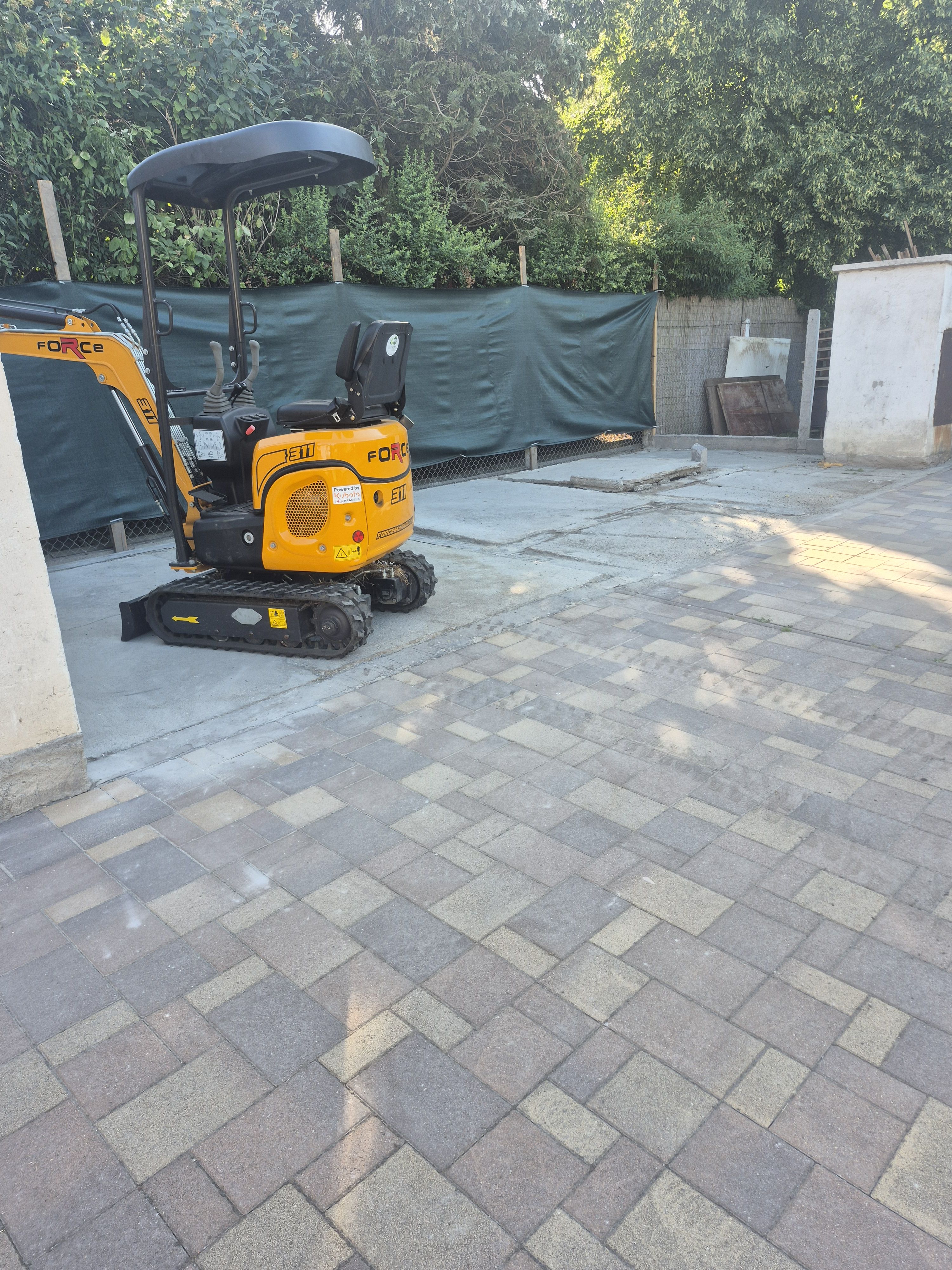 Melléképület alap bontás és új betonozott alap készítés