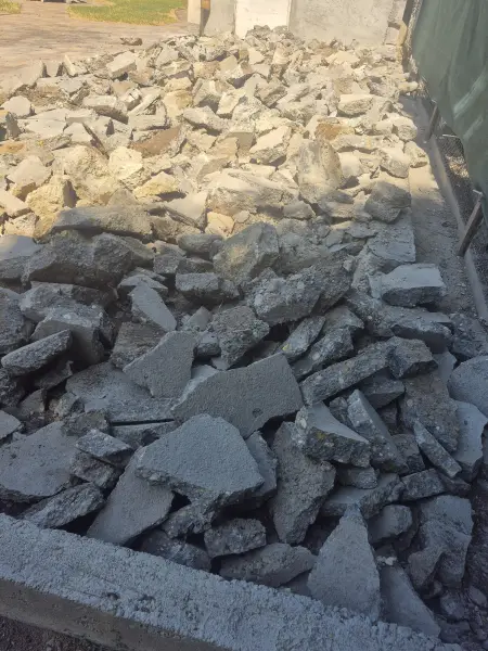 A bontott törmelék kupacban, elszállításra várva.