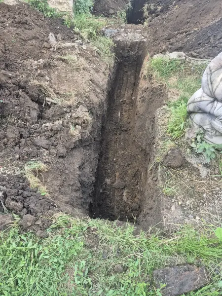 A mély, keskeny árok a fal mentén.