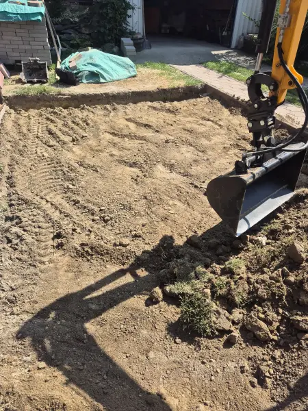 A kotró a tükör mélyítésén dolgozik.