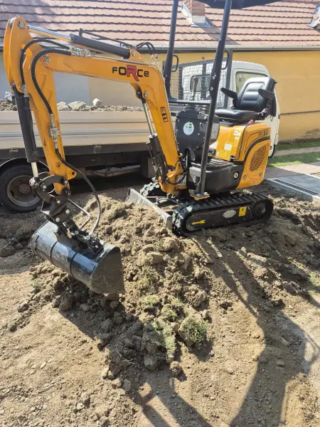 A kitermelt föld azonnal a platóra kerül – nem marad depónia az udvaron.