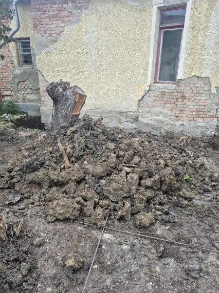 A kitermelt föld a ház előtt.