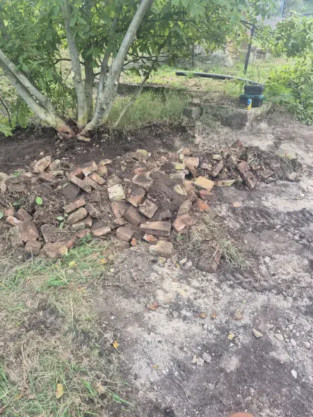 A megszüntetett kerti tó helye, a kibontott téglákkal.