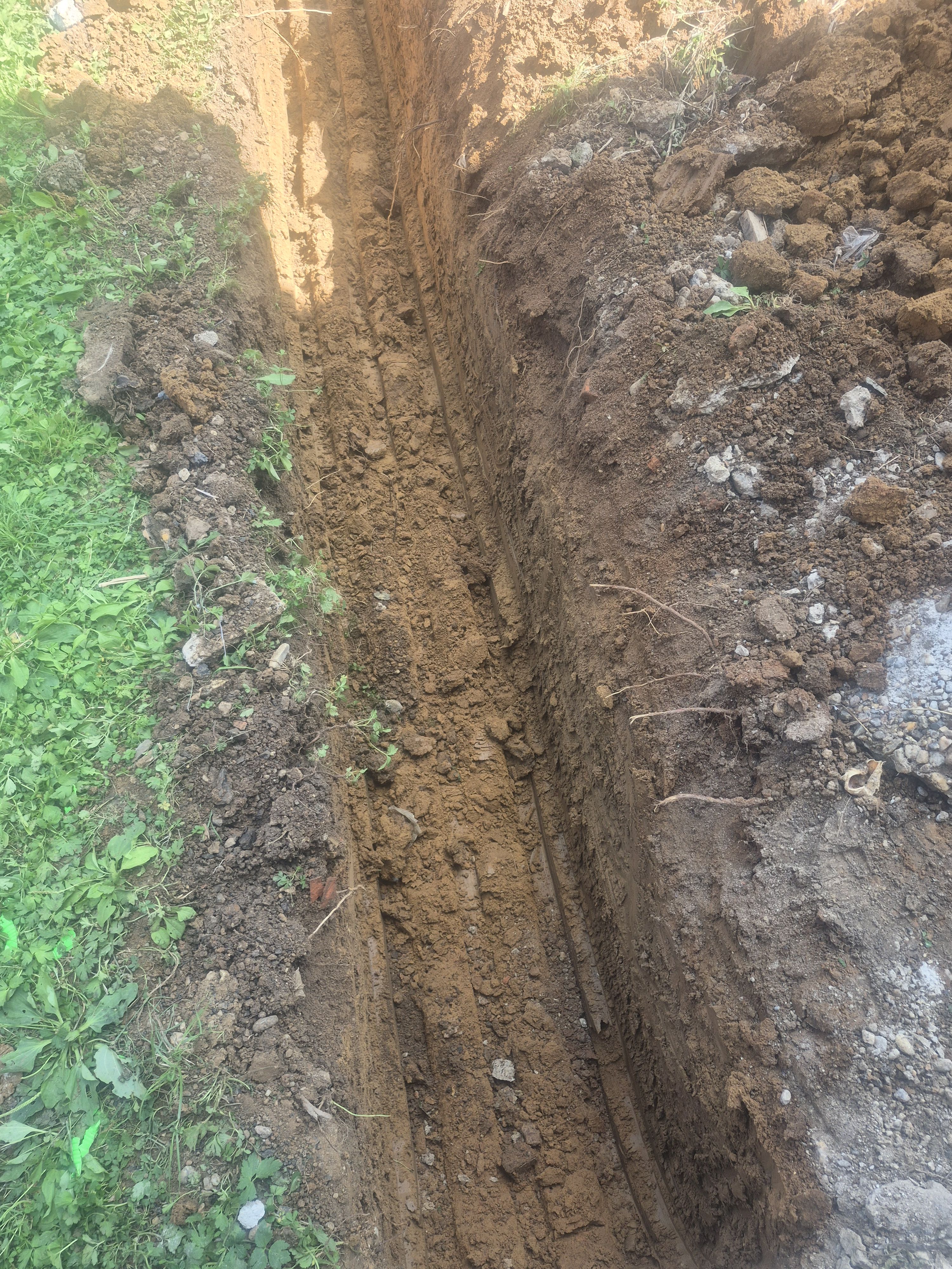 Árokásás és tereprendezés bontási területen