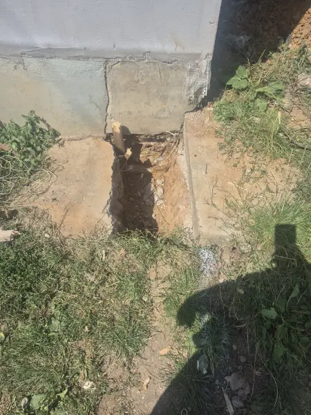 Feltárás a meglévő alap alatt.