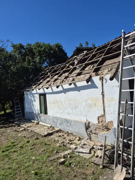 A cserép lekerült – a megbontott tetősík.