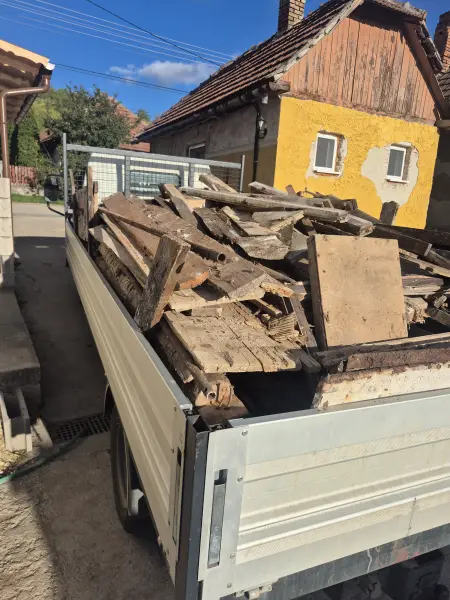 A bontott cserép a platón, elszállításra készen.