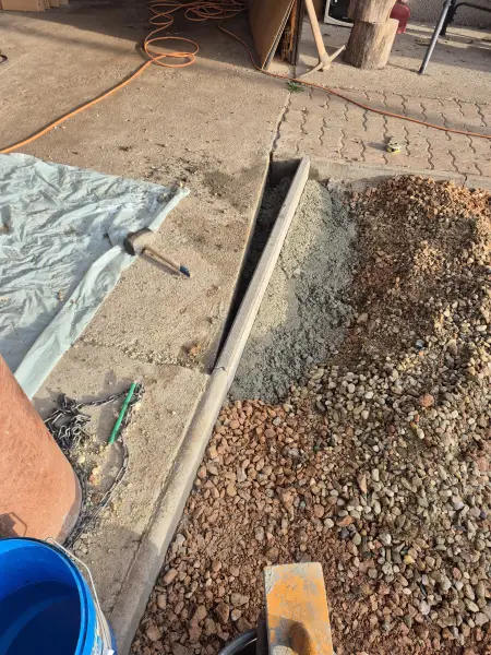 A szegélykő sor betonágyban, a kitűzött zsinór mentén.