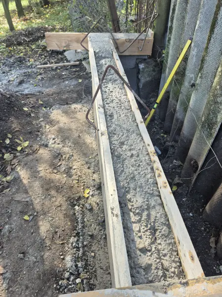 A fal koszorújának betonozása zsaluban.
