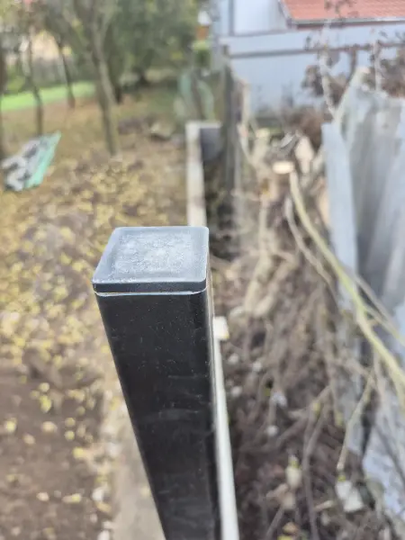 A saját műhelyünkben gyártott fém kapuoszlop beállítva.