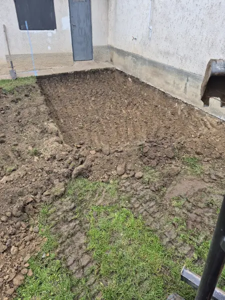 A terasz helye a munka kezdetén, a ház mellett.