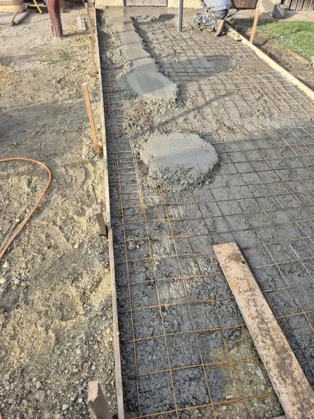 Vasháló a bejárón, indul a betonozás.