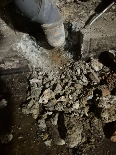 Bontás a meglévő ejtővezeték körül.