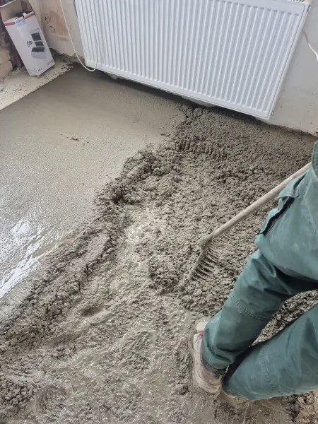 A beton húzása, szintbe rakása.