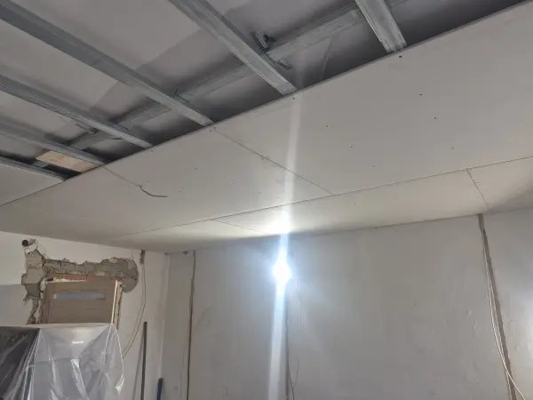 A kész álmennyezet lapozva.