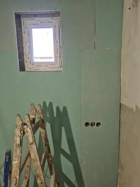 Impregnált gipszkarton a vizes helyiség falán.