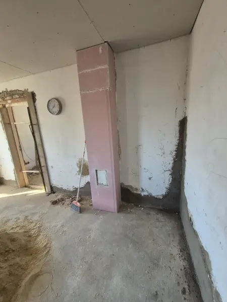 Az új gipszkarton válaszfal az ajtónyílással.