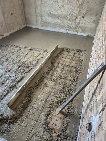 Vasháló és zsaluzás az aljzatbeton előtt.
