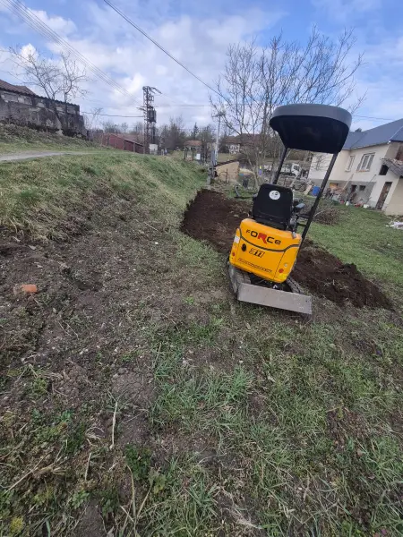 Földmunka a lejtős telekrészen.