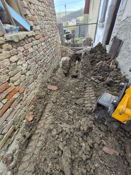 A feltárt nyomvonal a kőfal tövében.