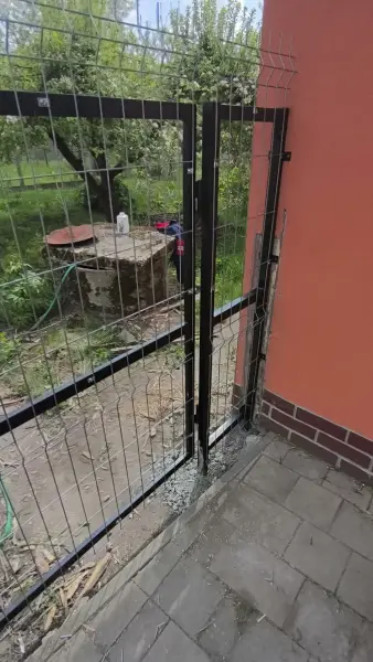 A kész kapu a burkolt udvar felől.