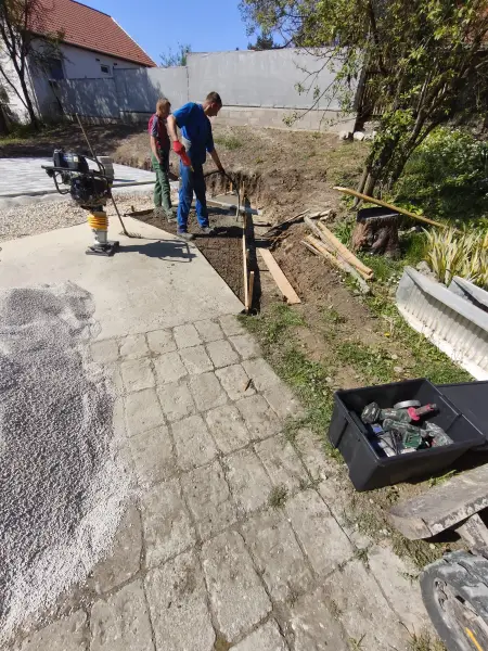 Térkövezés – Bejáró betonozása és térkövezése (Izsófalva)