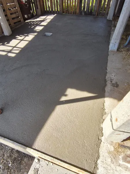 A kész felület a zsaluzott szegéllyel.