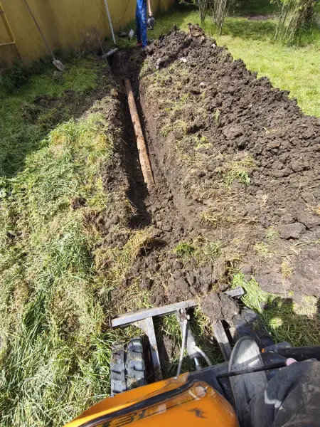 Az árok a teljes nyomvonalon kiásva.