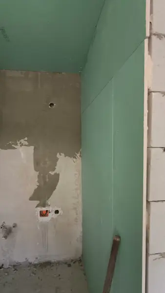 Az impregnált gipszkarton mennyezet és a glettelt fal.