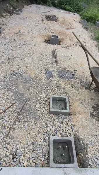 A zsalukő elemek beállítva, betonozásra készen.