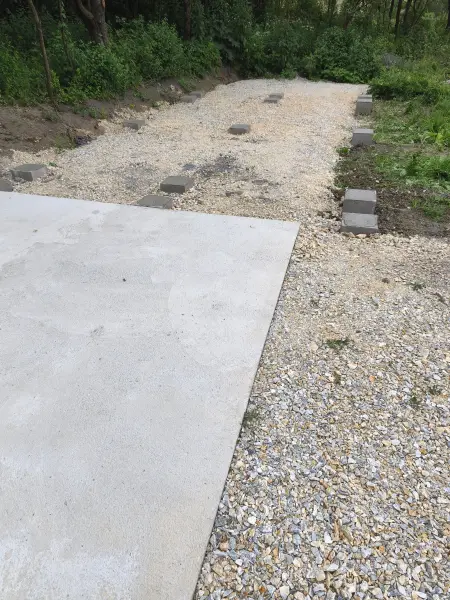 A betonozott pontalapok – a konténer fogadására készen.