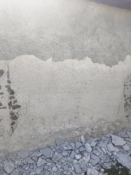 A leváló régi vakolat a homlokzaton.